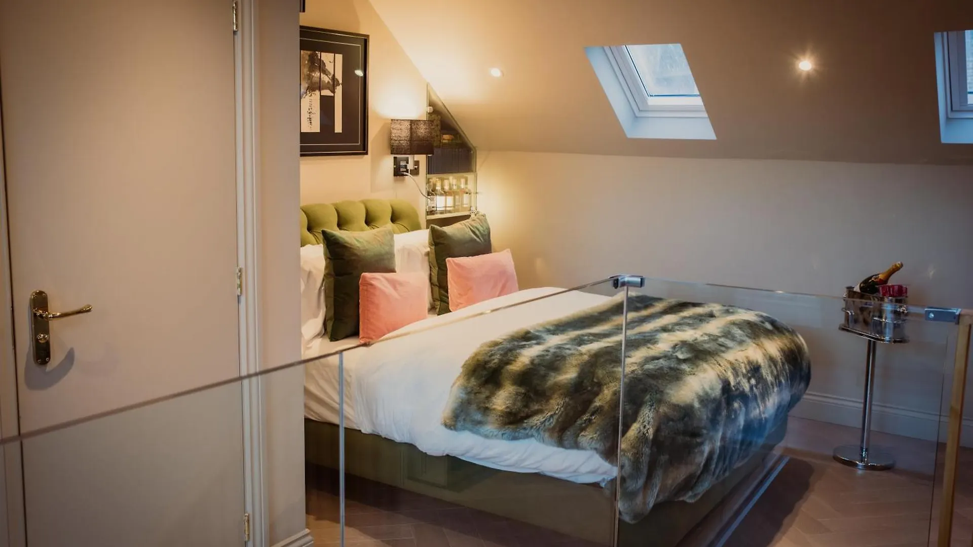Loft Room With King Size Bed With En Suite Bath London United Kingdom